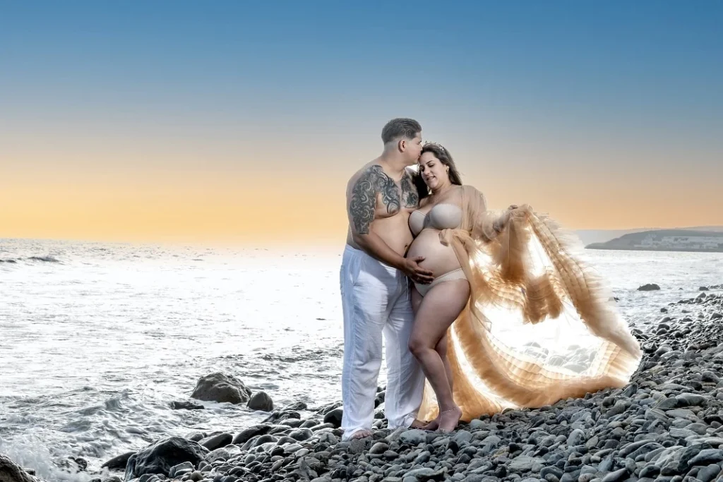 Pareja esperando un bebé junto al mar en Gran Canaria