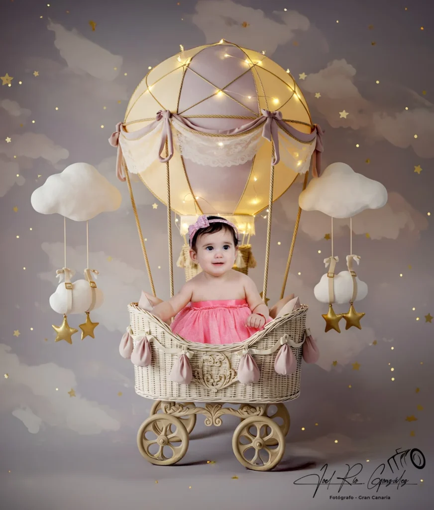 Retrato infantil en un globo aerostático de atrezzo