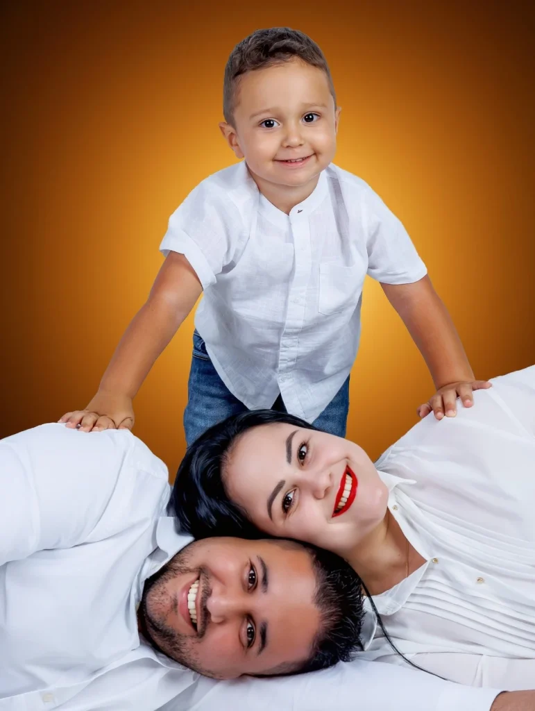 Retrato familiar de un niño apoyado sobre sus padres