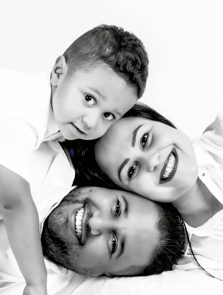 Retrato familiar en blanco y negro de un niño con sus padres