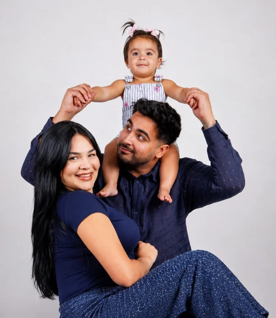 Padres con su hija a hombros en una sesión familiar