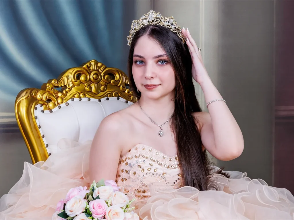 Retrato de quinceañera con vestido rosa y ramo de flores