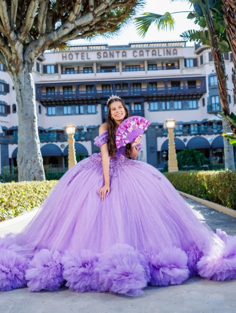 Quinceañera con vestido lila entre palmeras en Gran Canaria